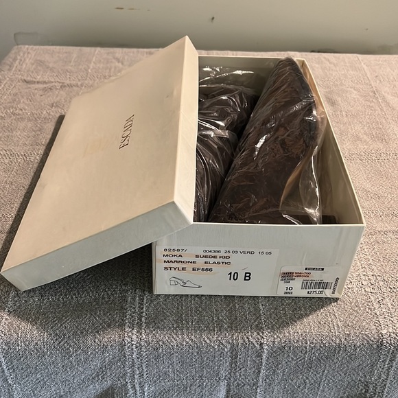 Woman’s ESCADA brown suede heel pump size 10 B never worn in box - Picture 4 of 4